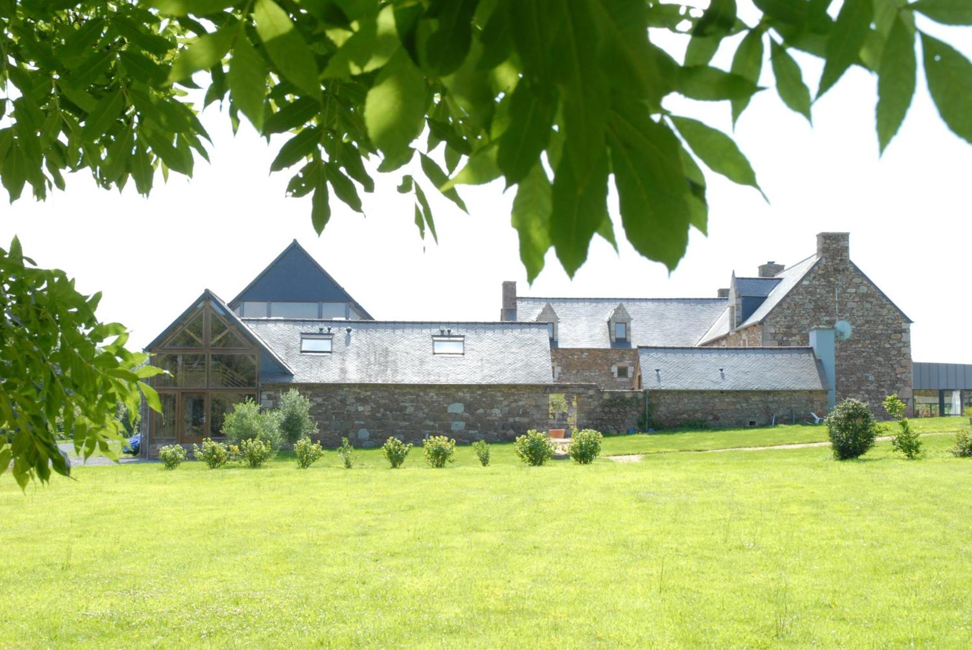 Domaine De Kermodest Hotel Quemper-Guezennec ภายนอก รูปภาพ