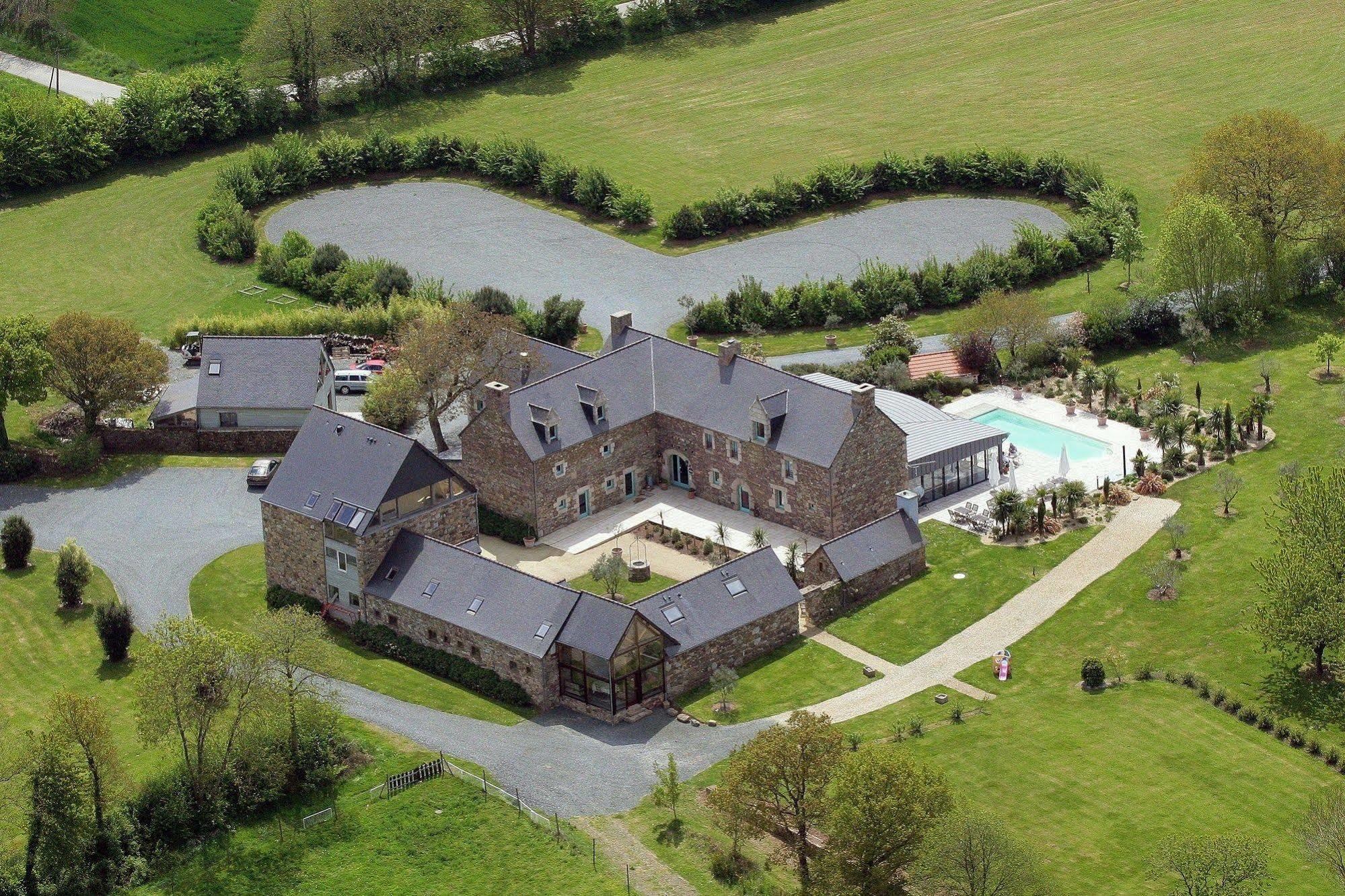 Domaine De Kermodest Hotel Quemper-Guezennec ภายนอก รูปภาพ